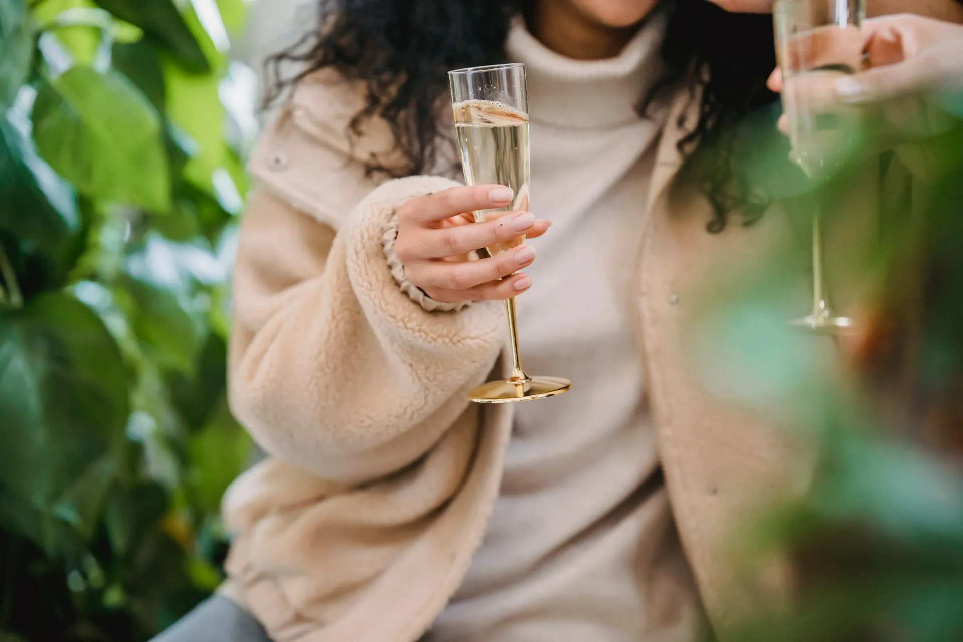 Kvinde løfter et glas mousserende vin