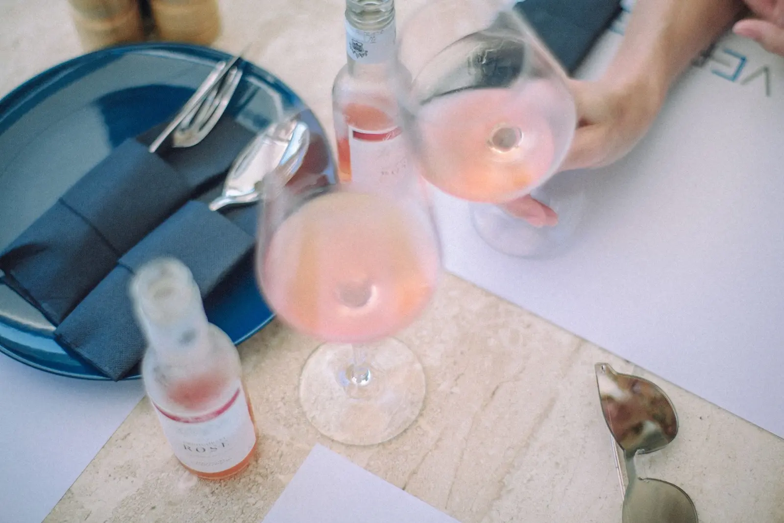 Glas rosévin på et sommerligt frokostbord